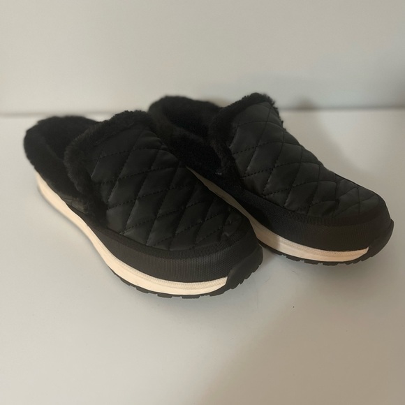 BARETRAPS GEMMA Black Quilted Slip On Clogs, Size 9. In perfect Condition! - Picture 3 of 6